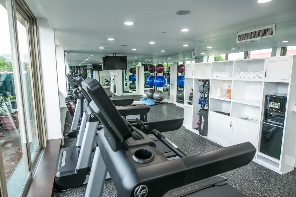 Fitness centrum a/nebo fitness zařízení v ubytování Courtleigh Hotel & Suites
