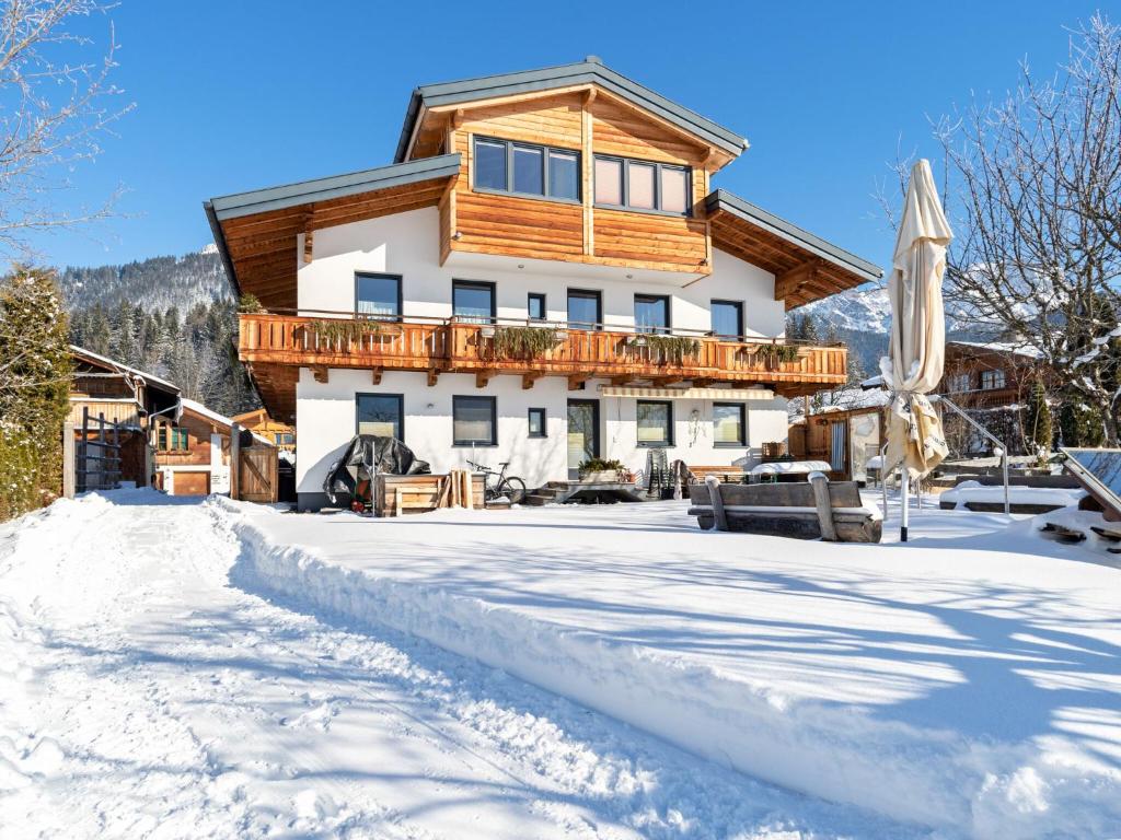domek na śniegu z podjazdem w obiekcie Apartment in Saalfelden near Ski Slopes w mieście Saalfelden am Steinernen Meer