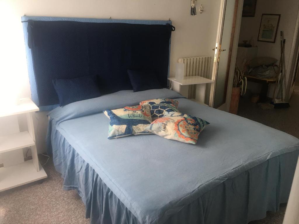 - une chambre avec un lit et 2 oreillers dans l'établissement Appartamento La conchiglia, à Lido di Camaiore