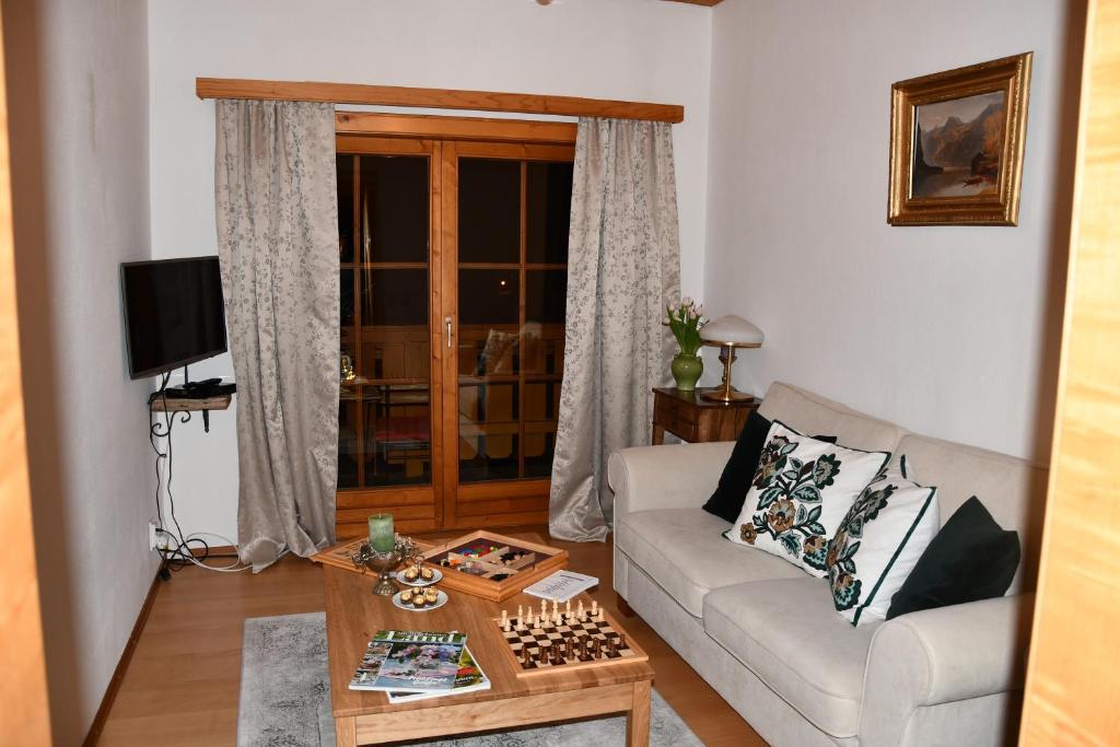 Televízia a/alebo spoločenská miestnosť v ubytovaní Appartement Emilia