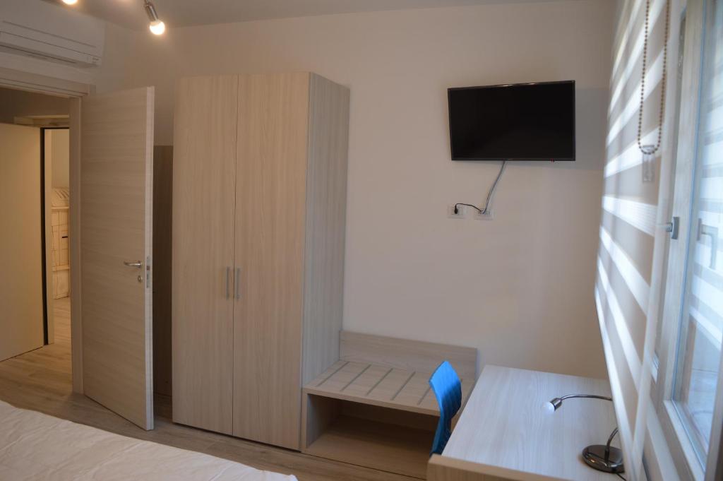 TV a/nebo společenská místnost v ubytování Il Sole e la Luna B&B in Garda
