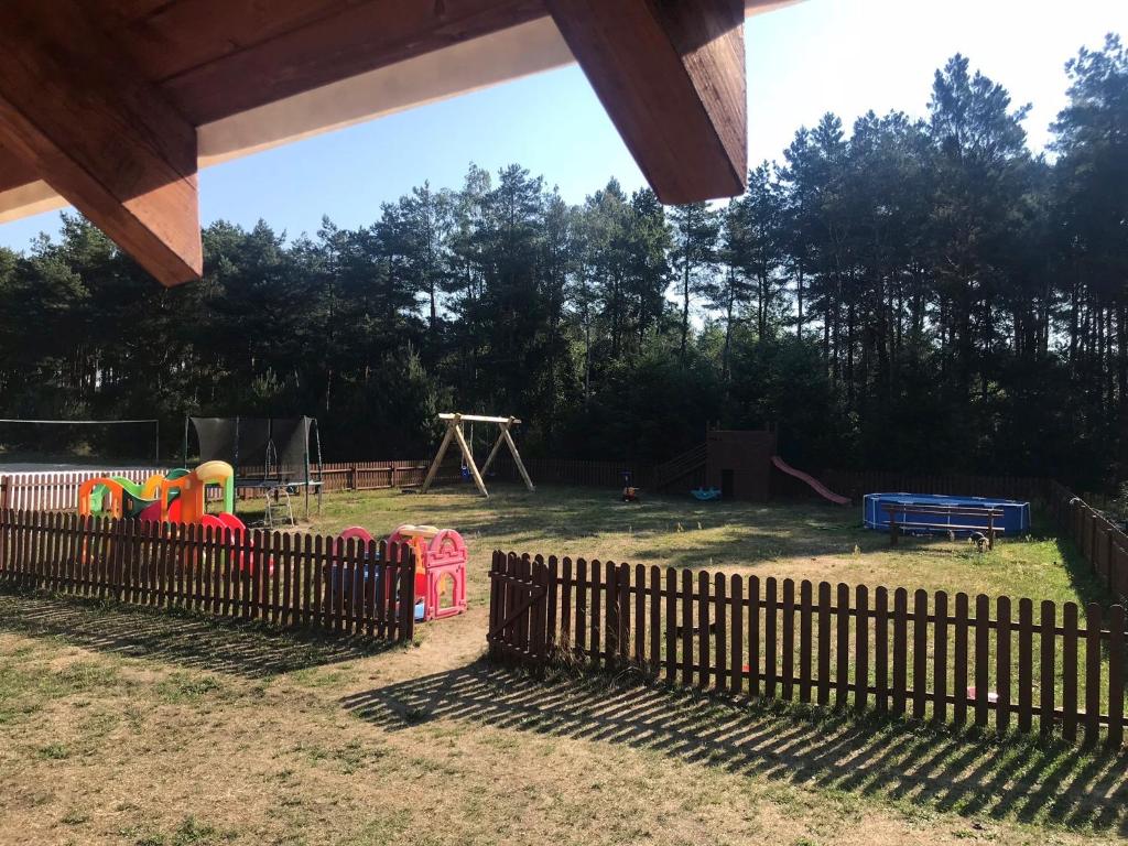 Herní místnost nebo prostor pro děti v ubytování Domki na łowisku Admar w Dąbiu Lubuskim
