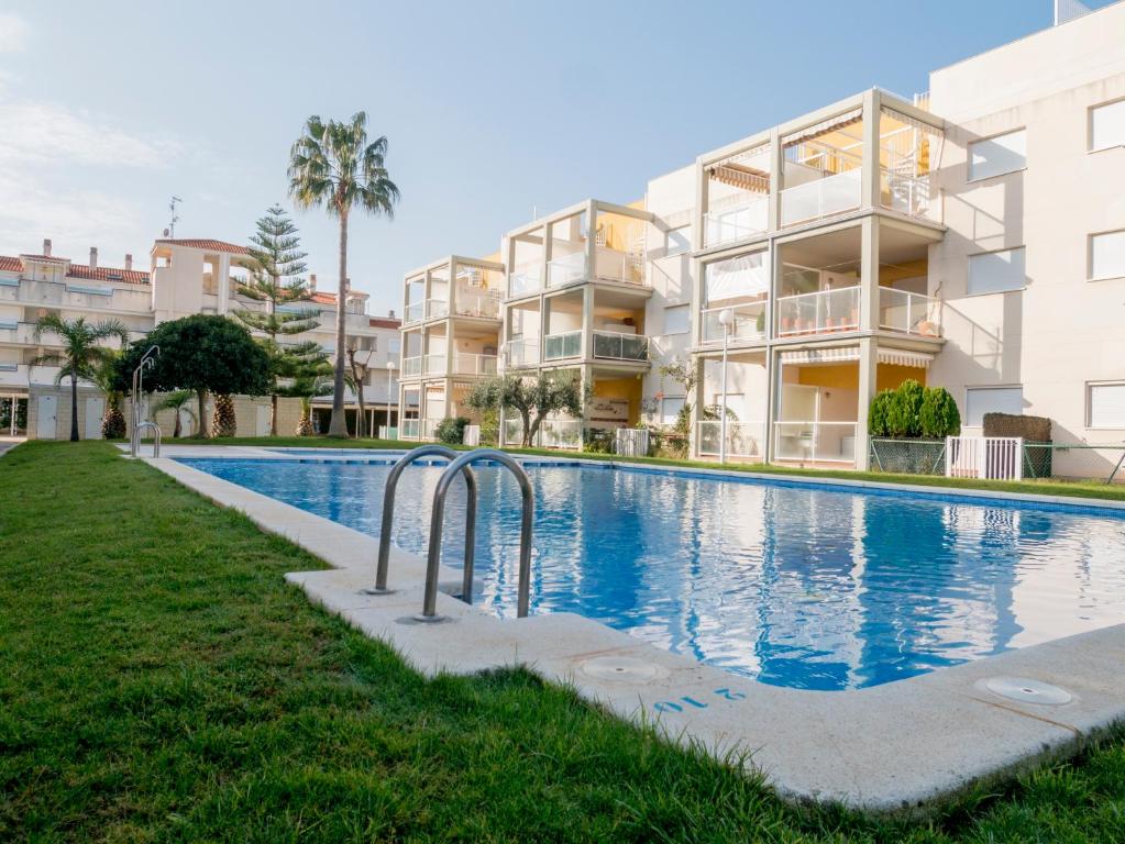 una piscina frente a un edificio de apartamentos en Marineu Alcocebre Apartamentos Serena Mar, en Alcossebre
