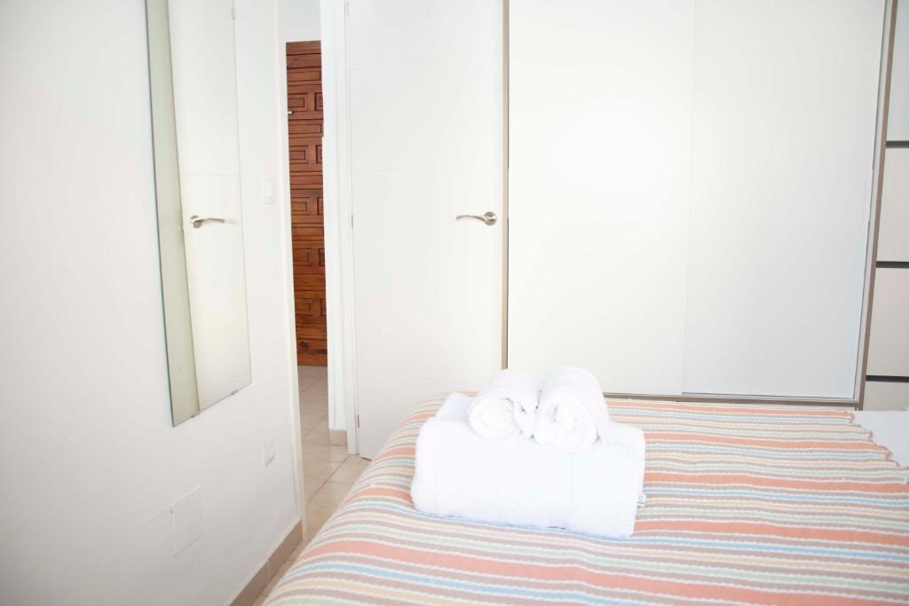 Posteľ alebo postele v izbe v ubytovaní MONKÓ - ROSARIO APARTMENT BEACH & SUN o