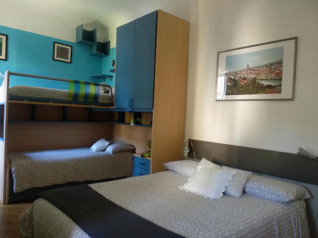 Łóżko lub łóżka w pokoju w obiekcie Oltrarno Home Silvia Florence