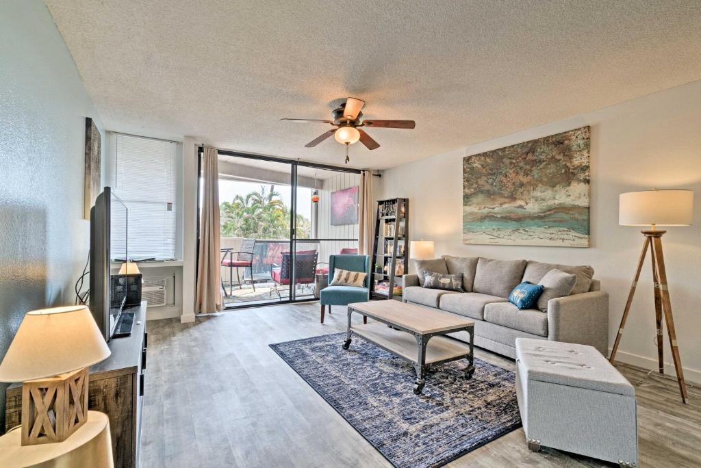 un soggiorno con un divano e una TV di Kailua-Kona Condo with Lanai, Walk to Beach and Pier! a Kailua-Kona