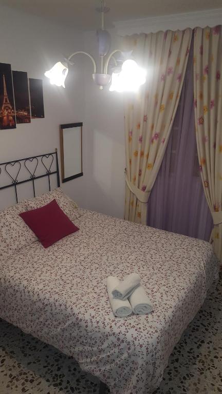 カサベルメハにあるEl Rengueのベッドルーム1室(ベッド1台、タオル2枚付)