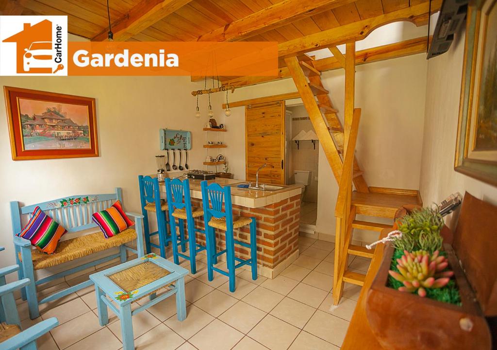 sala de estar con sillas azules y cocina en Htl & Villas Las Glorias Mazamitla, céntricas, parking, jardín, en Mazamitla