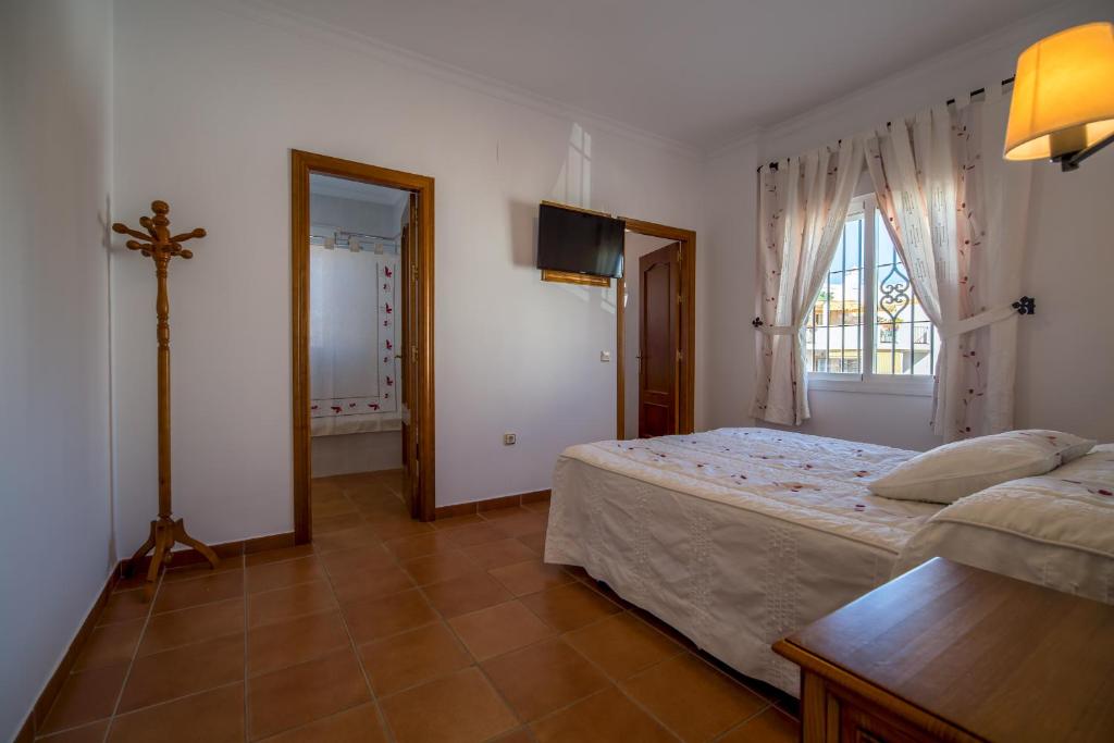 Łóżko lub łóżka w pokoju w obiekcie Chalet adosado Atalaya P