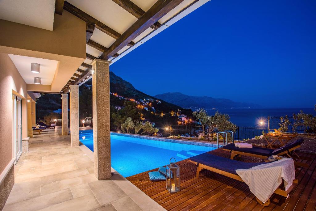 Bazén v ubytování Villa Porto Mimice, 40sqm Heated Private Pool, 4 bedrooms, Sauna, Gym, Billiard nebo v jeho okolí