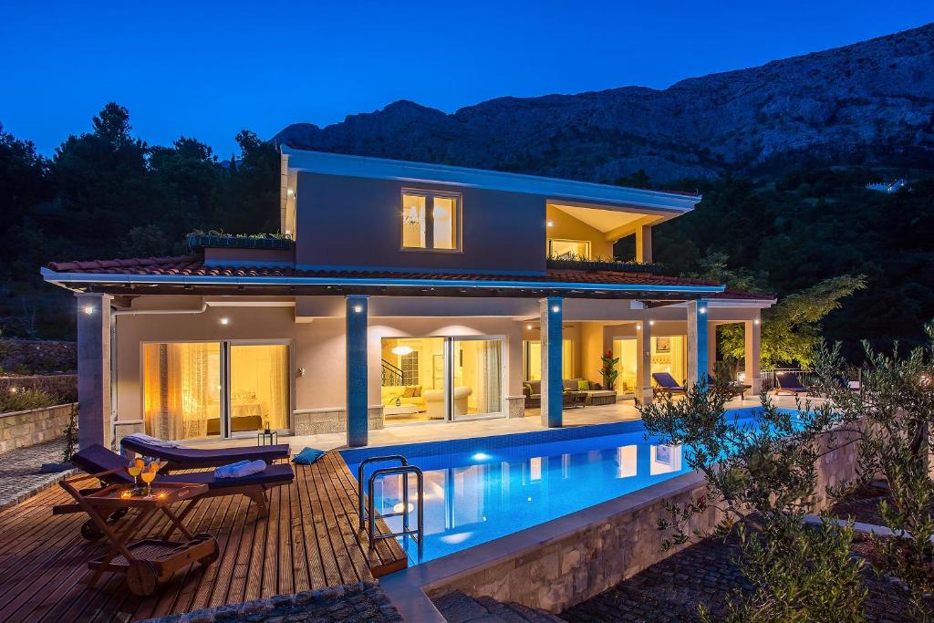 Bazén v ubytování Villa Porto Mimice, 40sqm Heated Private Pool, 4 bedrooms, Sauna, Gym, Billiard nebo v jeho okolí