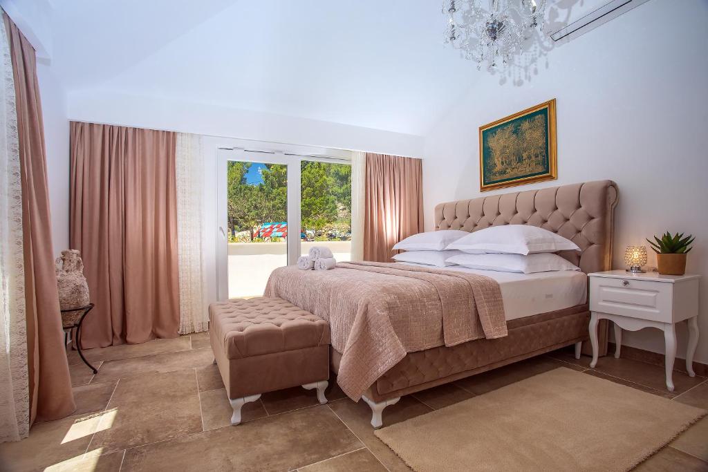 Postel nebo postele na pokoji v ubytování Villa Porto Mimice, 40sqm Heated Private Pool, 4 bedrooms, Sauna, Gym, Billiard
