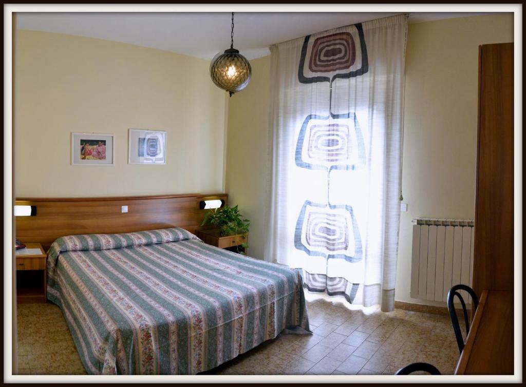 una camera con letto e finestra di Hotel Del Golfo a Lerici