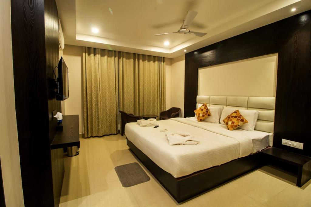 Hotel Horizon Hues في ميناء بلير: غرفة نوم بسرير كبير في غرفة