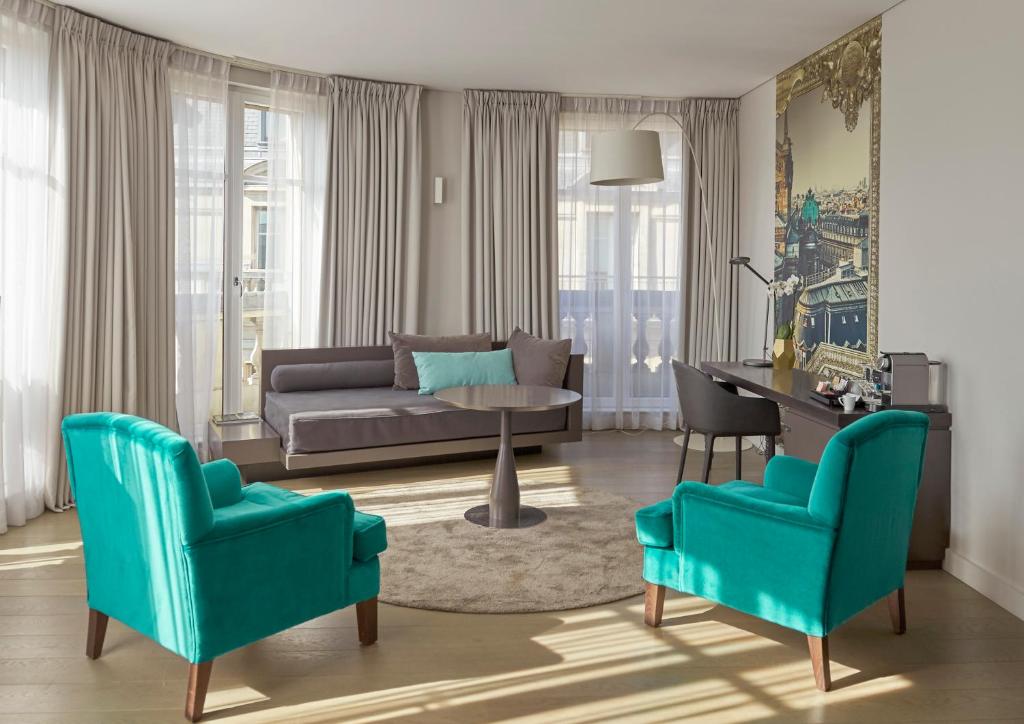 
Junior Queen Suite bed with single sofa bed
