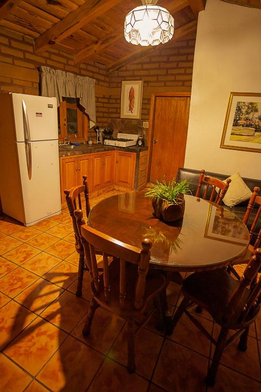 Kuchyň nebo kuchyňský kout v ubytování Htl & Villas Las Glorias Mazamitla, céntricas, parking, jardín