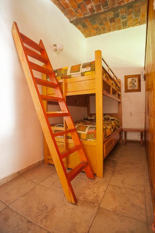 Palanda nebo palandy na pokoji v ubytování Htl & Villas Las Glorias Mazamitla, céntricas, parking, jardín