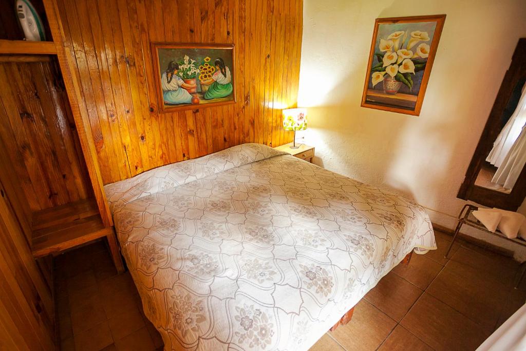 Postel nebo postele na pokoji v ubytování Htl & Villas Las Glorias Mazamitla, céntricas, parking, jardín