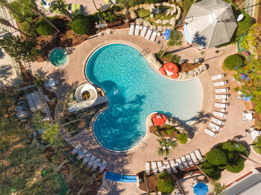 an overhead view of a swimming pool at a resort at Holiday Inn Express & Suites S Lake Buena Vista by IHG in Kissimmee