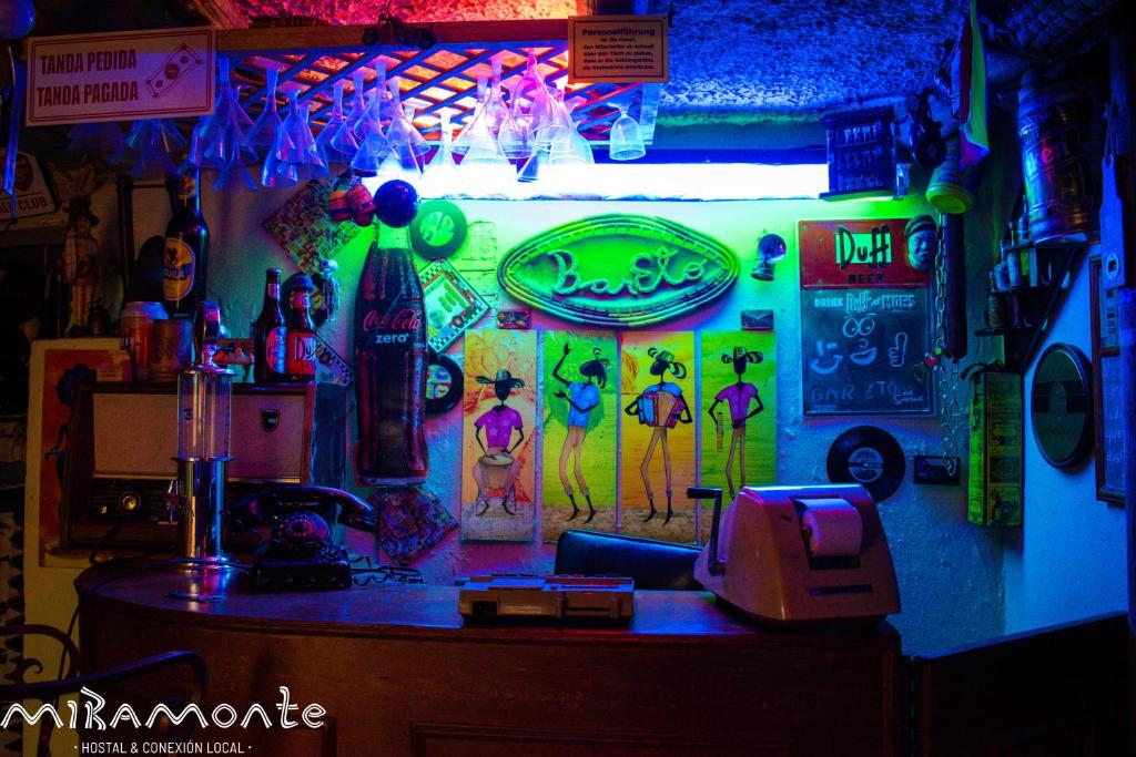 Lounge nebo bar v ubytování Miramonte Hostal