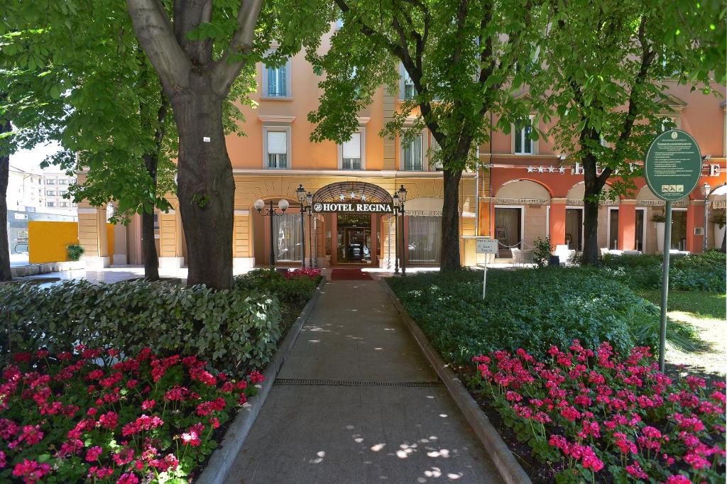 Un edificio con un mazzo di fiori davanti di Zanhotel Regina a Bologna