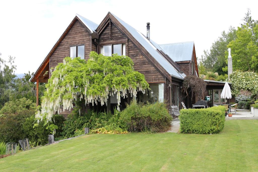 una casa con un gran patio delante de ella en Mountain View Lodge, en Queenstown