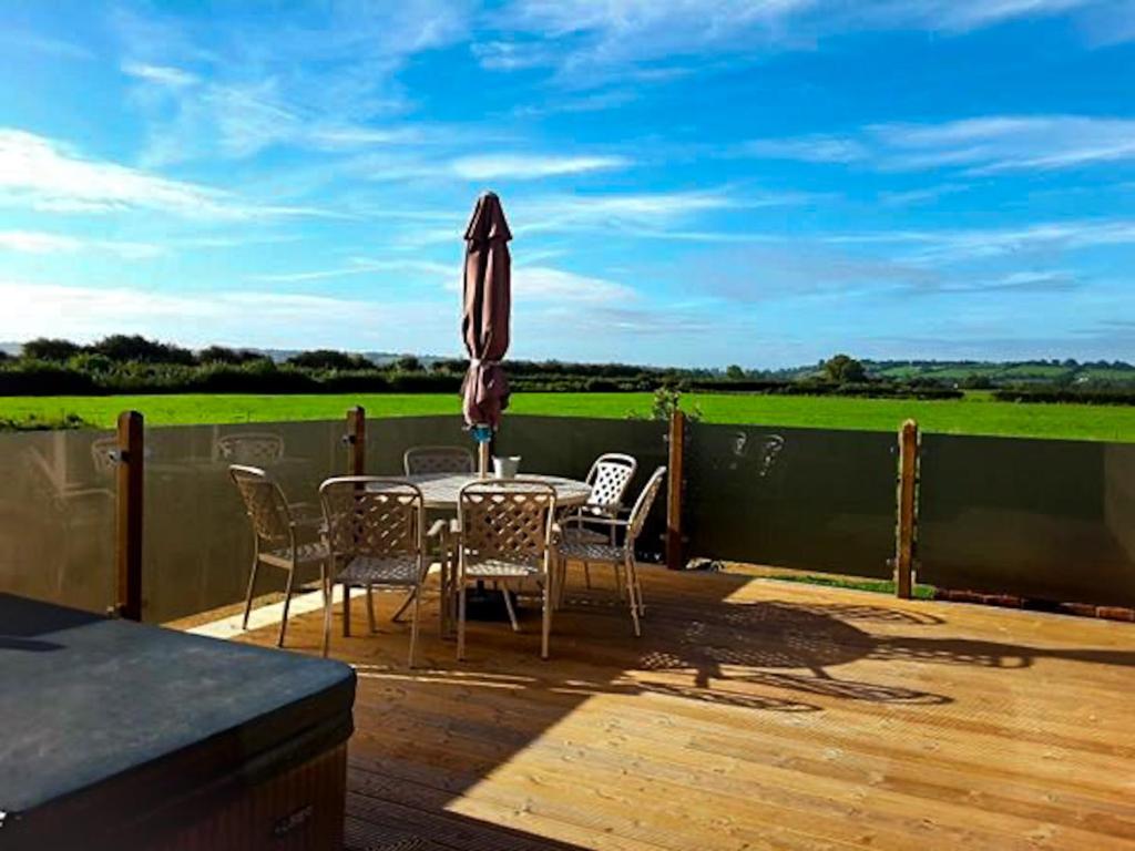 Tor Farm Lodges - Private Hot Tubs, Shared Seasonal Outdoor Pool, Dog Friendly - Huis Met Twee Slaapkamers