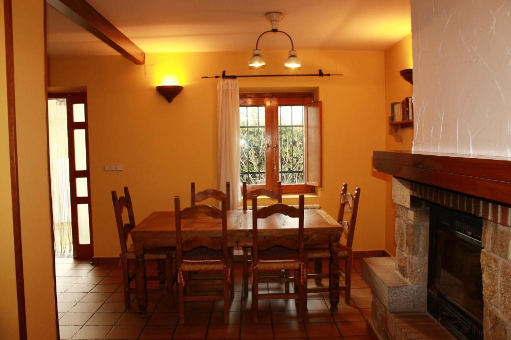 Casas del MonteにあるLa Casa de la Abuelaのダイニングルーム(テーブル、暖炉付)