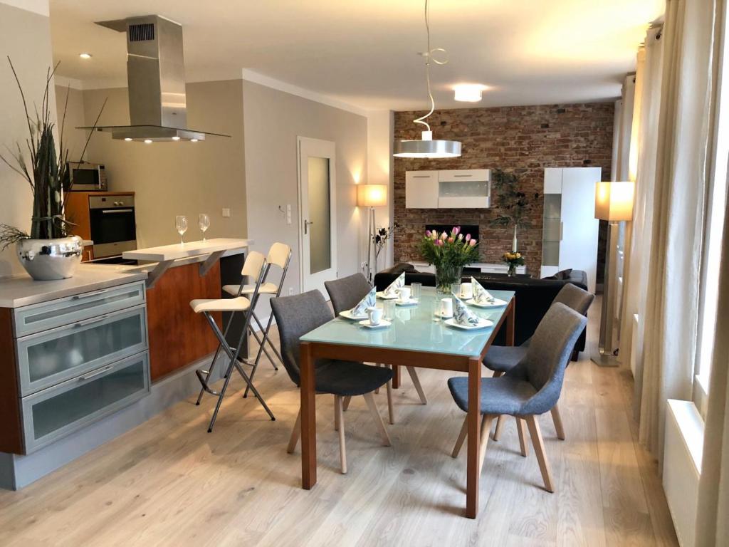 a dining room and kitchen with a table and chairs at 2-Zimmer Ferienwohnung im Herzen von Scheeßel in Scheeßel