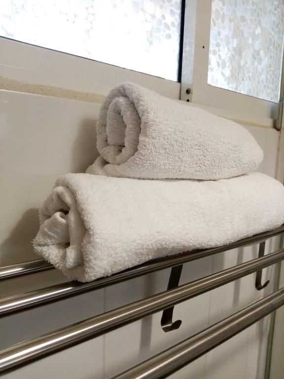 A bed or beds in a room at Apartment close to Yumbo,Free parking