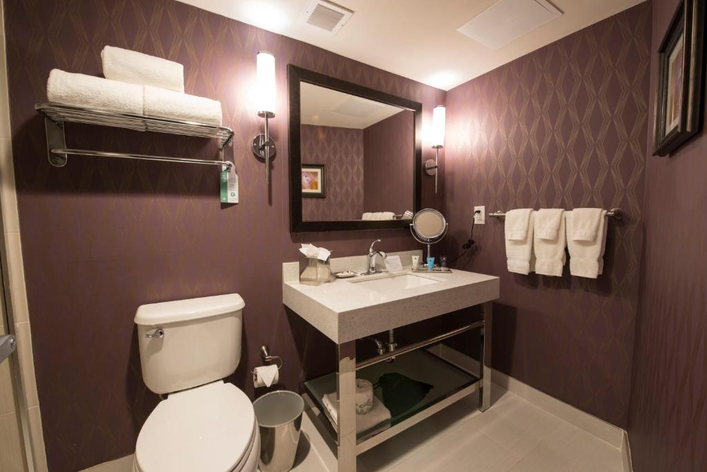 Koupelna v ubytování Crowne Plaza Saddle Brook by IHG