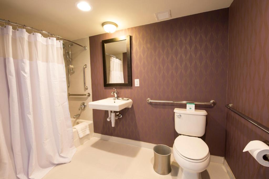 Koupelna v ubytování Crowne Plaza Saddle Brook by IHG