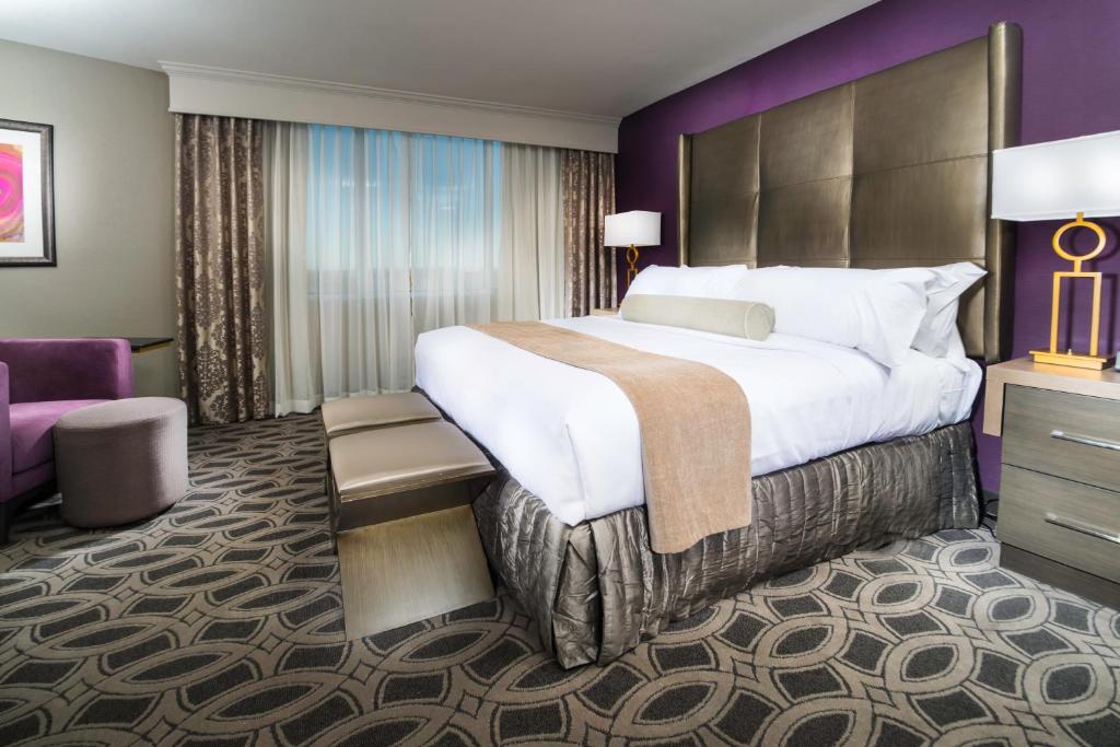 Postel nebo postele na pokoji v ubytování Crowne Plaza Saddle Brook by IHG