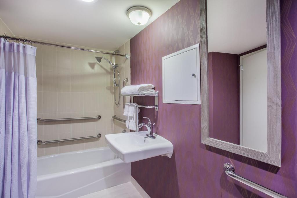 Koupelna v ubytování Crowne Plaza Saddle Brook by IHG