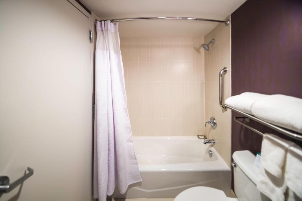 Koupelna v ubytování Crowne Plaza Saddle Brook by IHG