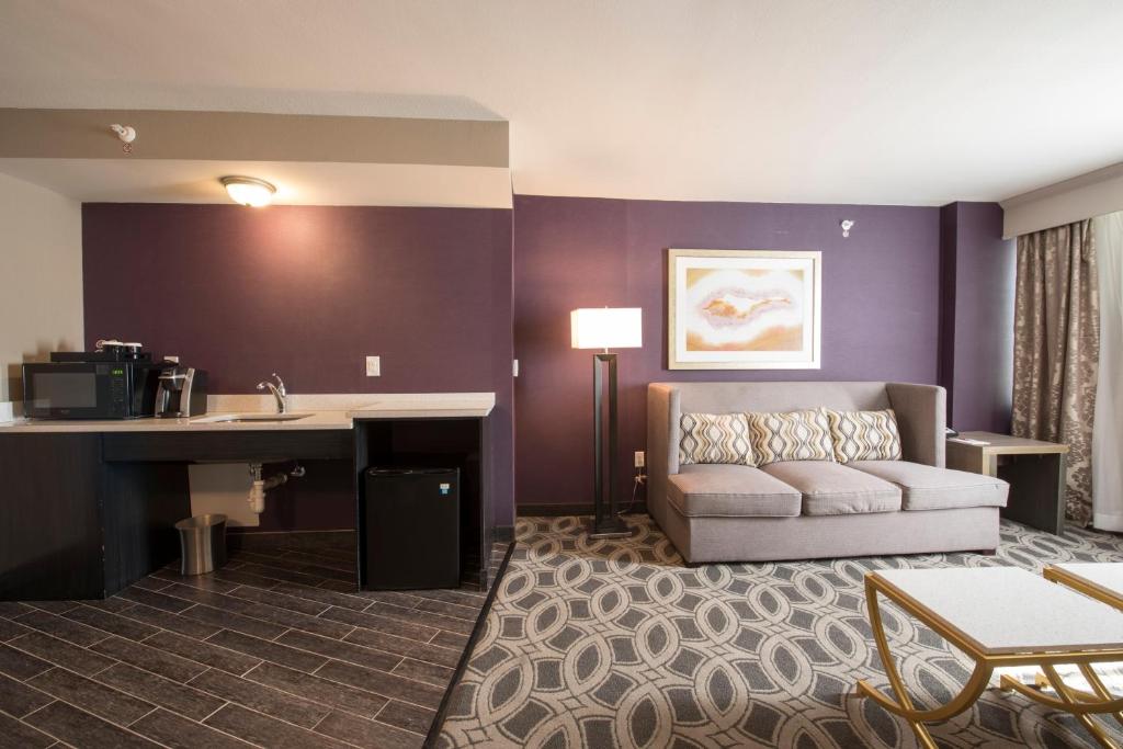 Posezení v ubytování Crowne Plaza Saddle Brook by IHG