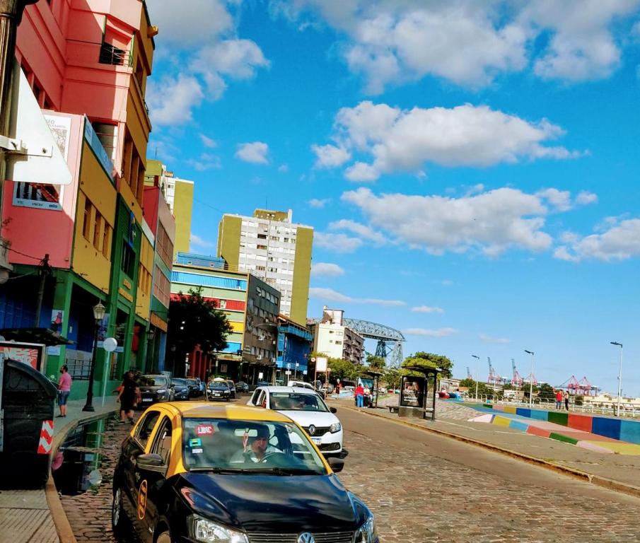 uma rua da cidade com carros estacionados na rua em Pinzon P&G em Buenos Aires