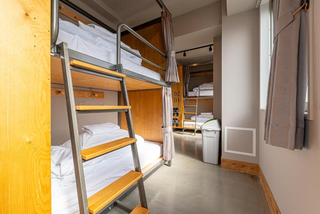 Postel nebo postele na pokoji v ubytování Wise Owl Hostels Kyoto