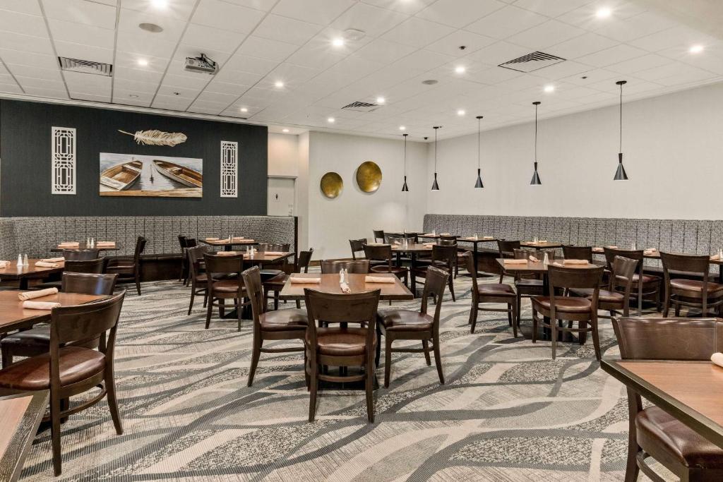 Best Western Premier Calgary Plaza Hotel & Conference Centreにあるレストランまたは飲食店