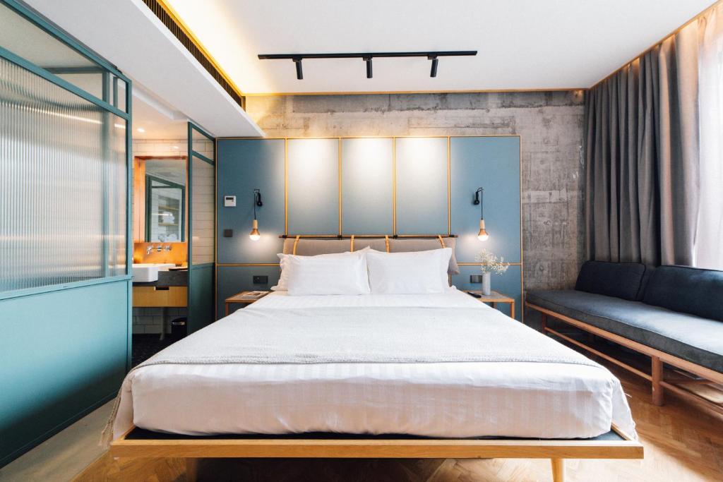Postel nebo postele na pokoji v ubytování KLoe Hotel