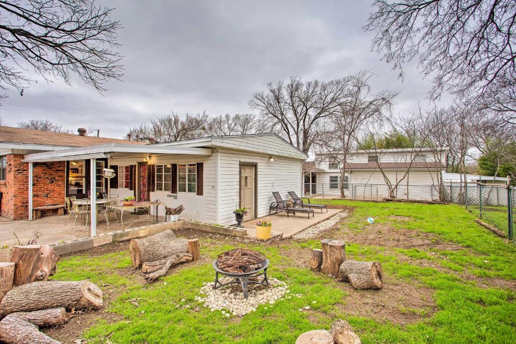 una casa con un focolare nel cortile di River District Home with Patio and Yard Pets Welcome! a Fort Worth