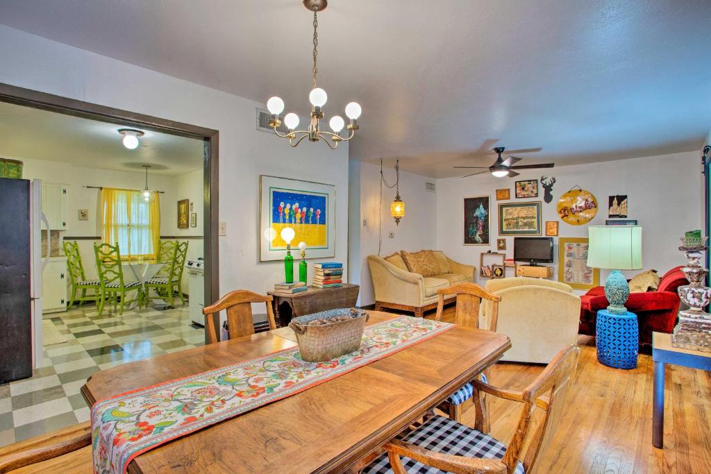 Pet-Friendly River District Gem 5 Mi to Stockyards في فورت وورث: غرفة معيشة مع طاولة وغرفة طعام