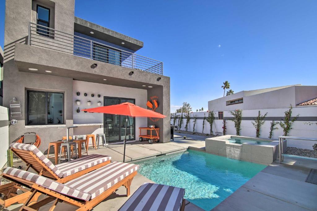 Casa con piscina con 2 sillas y sombrilla en Modern Oasis with Mtn-View Pool Deck - Walk Downtown en Palm Springs