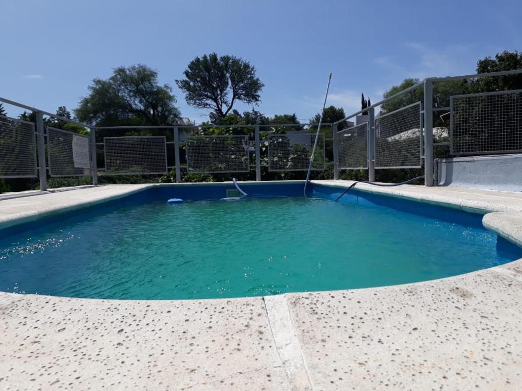 una piscina de agua azul en Casa en Villa Allende Lomas en Villa Allende