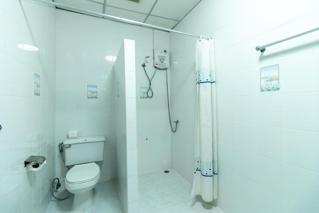 Koupelna v ubytování Thipurai Annex Hotel
