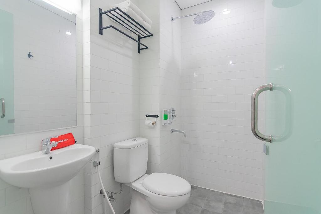 Koupelna v ubytování RedDoorz Premium @ Hotel Hebat