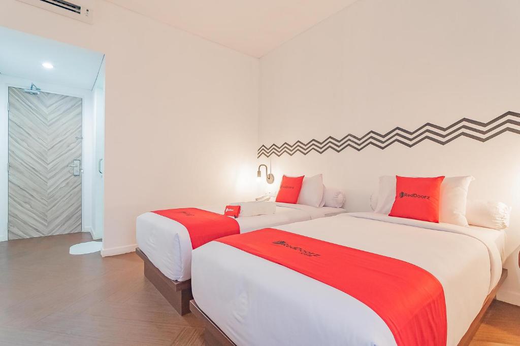 Postel nebo postele na pokoji v ubytování RedDoorz Premium @ Hotel Hebat