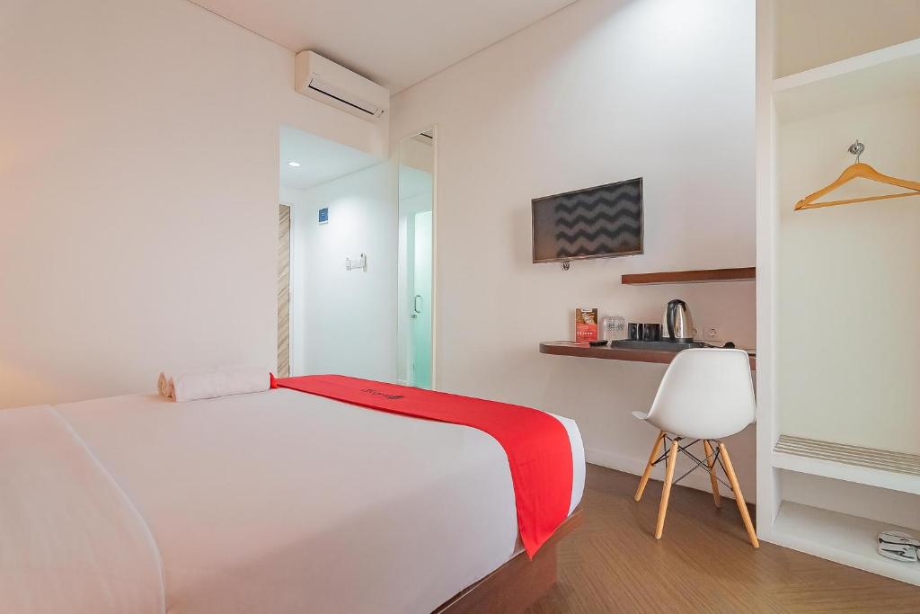 Postel nebo postele na pokoji v ubytování RedDoorz Premium @ Hotel Hebat