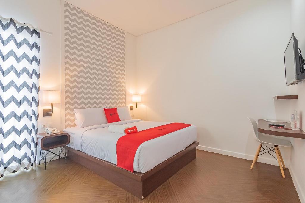 Postel nebo postele na pokoji v ubytování RedDoorz Premium @ Hotel Hebat