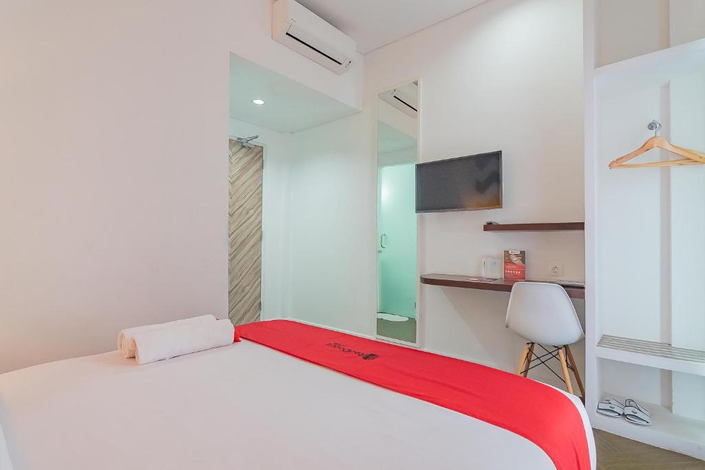 Postel nebo postele na pokoji v ubytování RedDoorz Premium @ Hotel Hebat